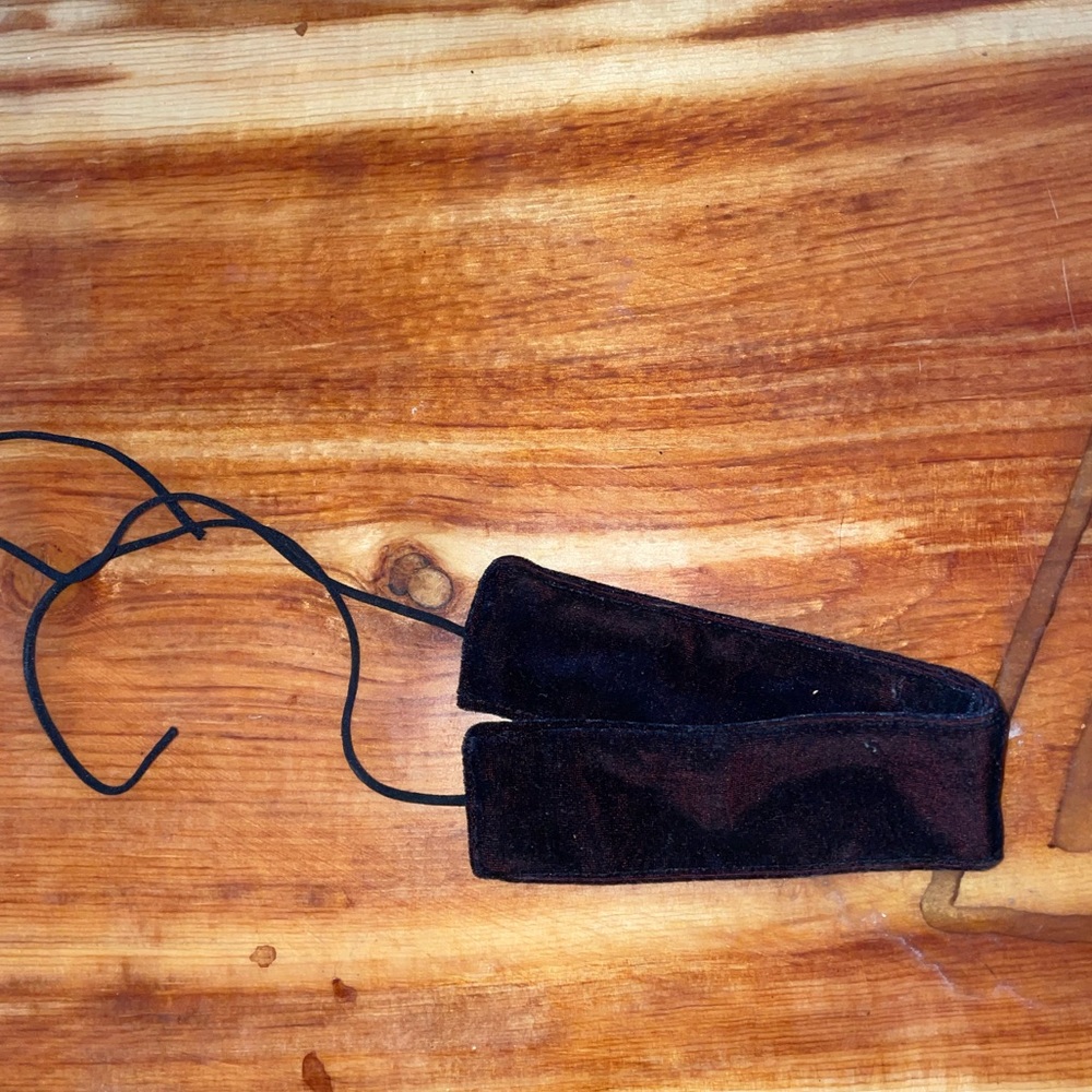 Black velvet choker